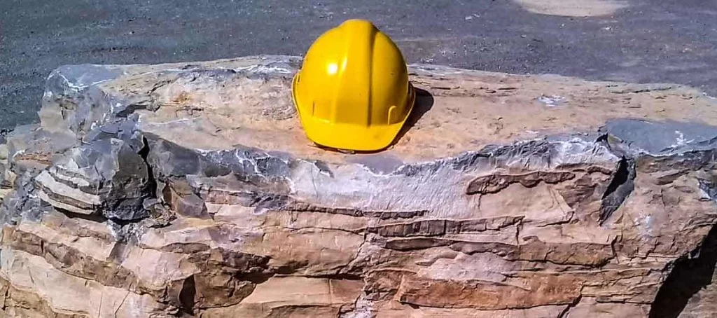 Casco di sicurezza su roccia stratificata - Approfondimenti Normativa Radon