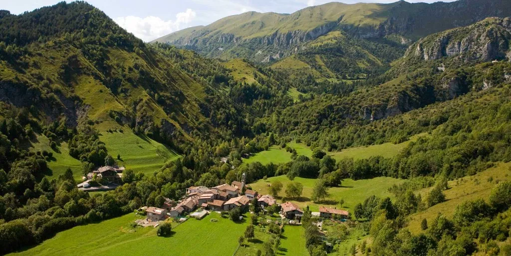 Castione della Presolana (Bergamo) Lombardia - Panorama del comune in area prioritaria rischio radon