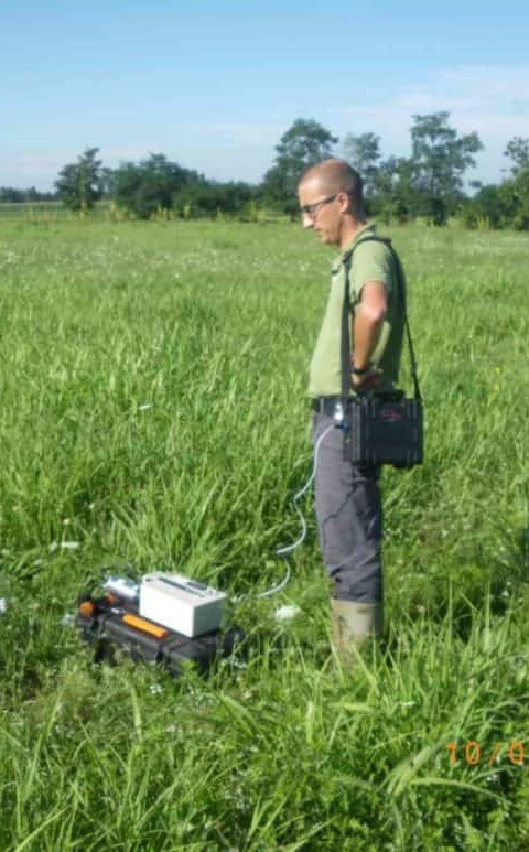 Tecnico esperto in misurazione radon sul campo con strumenti professionali