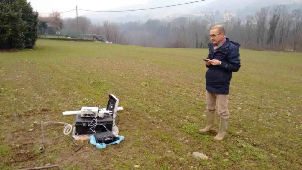 Geologo Dott. Andrea Gritti durante misurazione radon nel suolo