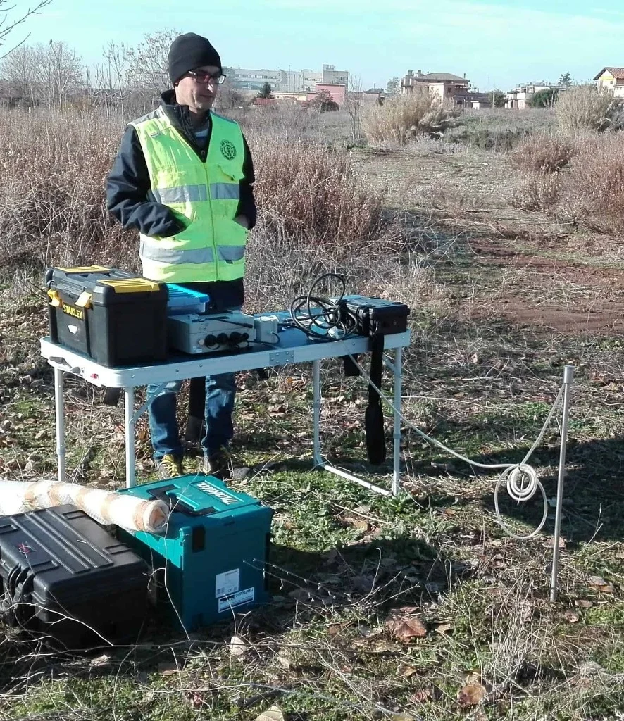 Geologo Dott. Andrea Gritti durante una misurazione Soil Radon