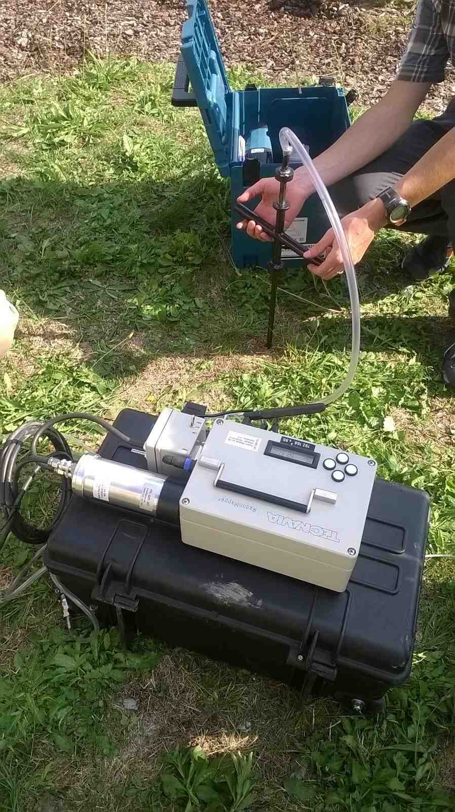 Interstitial gas sampling probe connected to active monitor
