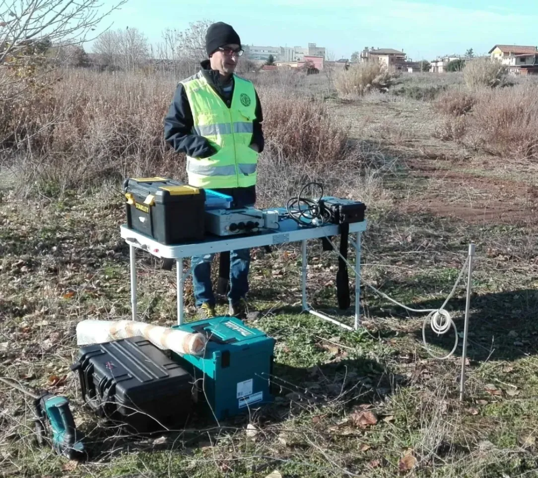 Tecnico esperto Misurazione Radon al lavoro sul campo con strumentazione